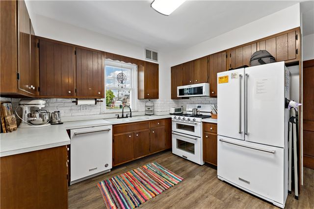 23 S 6th St, Youngwood, PA 15697