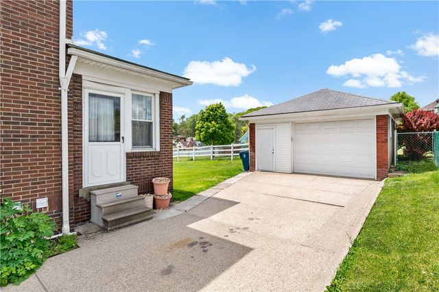 23 S 6th St, Youngwood, PA 15697
