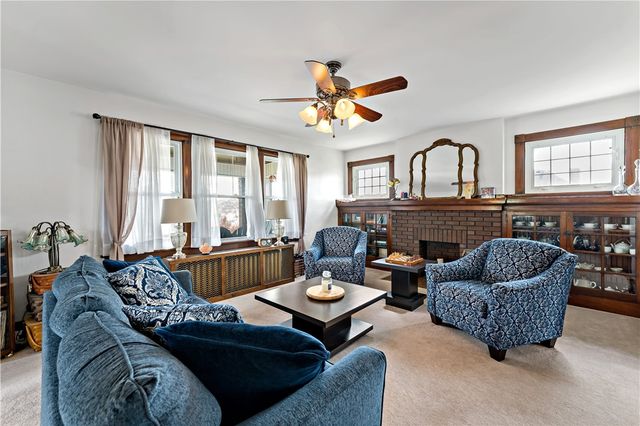 23 S 6th St, Youngwood, PA 15697