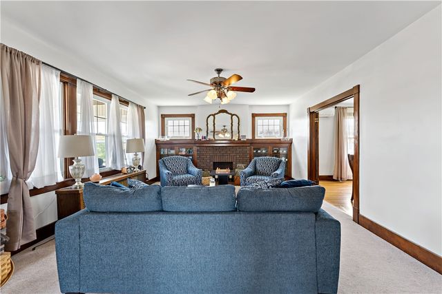 23 S 6th St, Youngwood, PA 15697