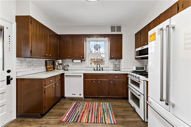 23 S 6th St, Youngwood, PA 15697