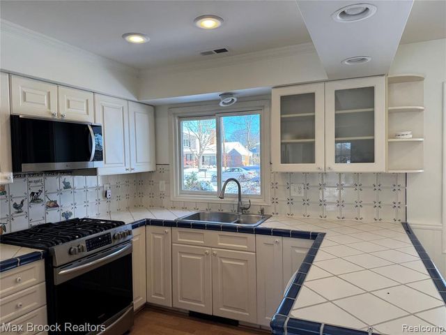 4138 Westover Drive, West Bloomfield, MI 48323