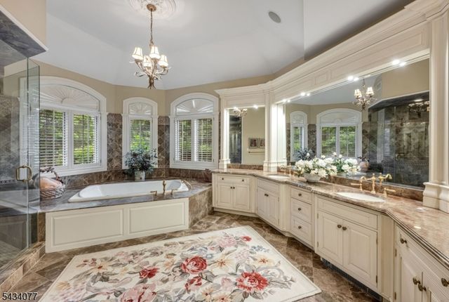 68 Brams Hill Dr, Mahwah Twp., NJ 07430