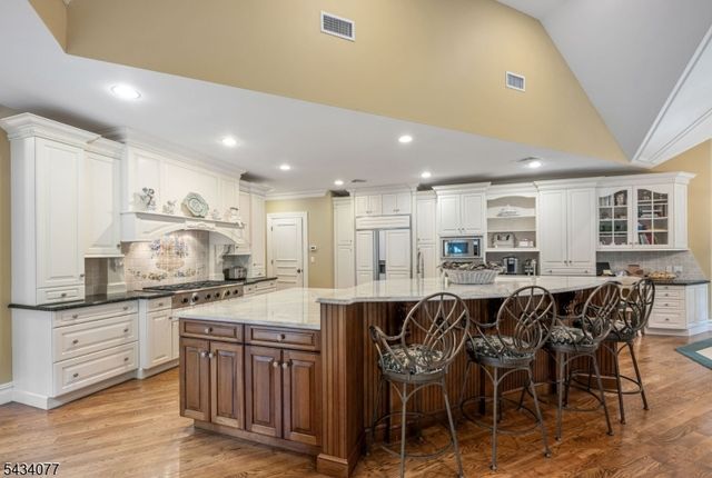 68 Brams Hill Dr, Mahwah Twp., NJ 07430