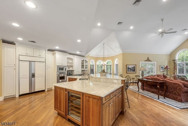 68 Brams Hill Dr, Mahwah Twp., NJ 07430