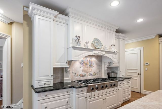 68 Brams Hill Dr, Mahwah Twp., NJ 07430