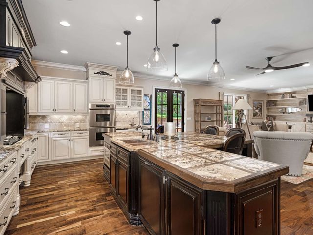 3807 Harding Pl, Nashville, TN 37215