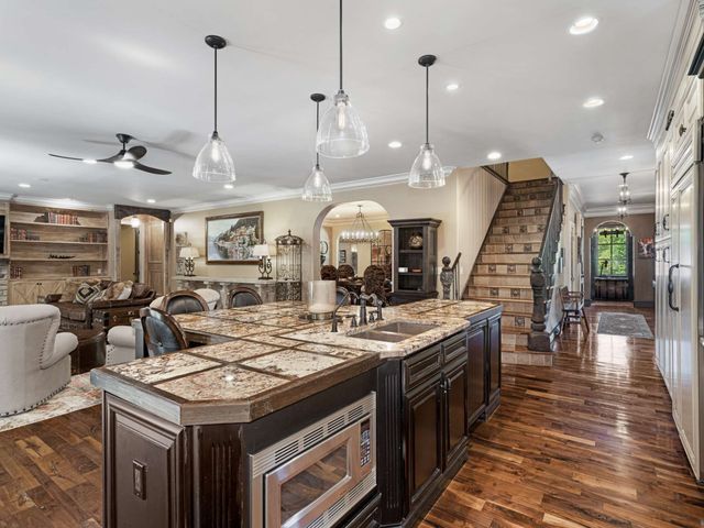 3807 Harding Pl, Nashville, TN 37215