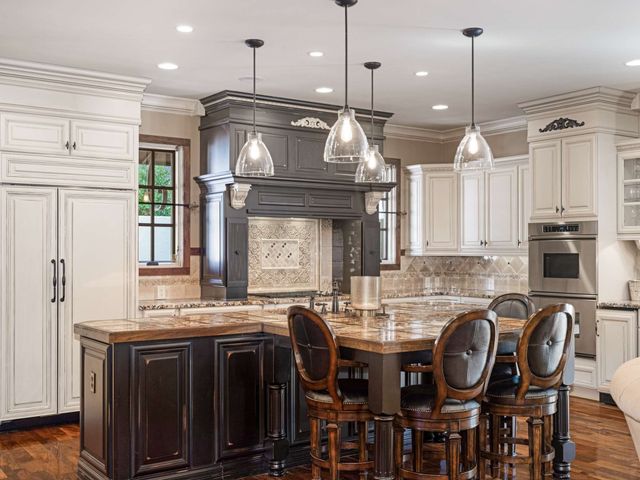 3807 Harding Pl, Nashville, TN 37215