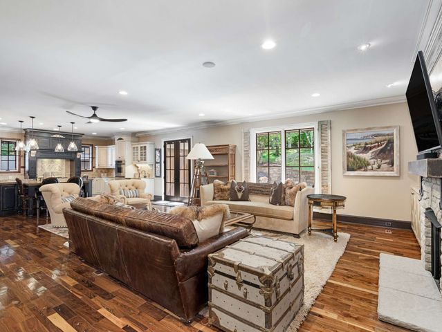 3807 Harding Pl, Nashville, TN 37215