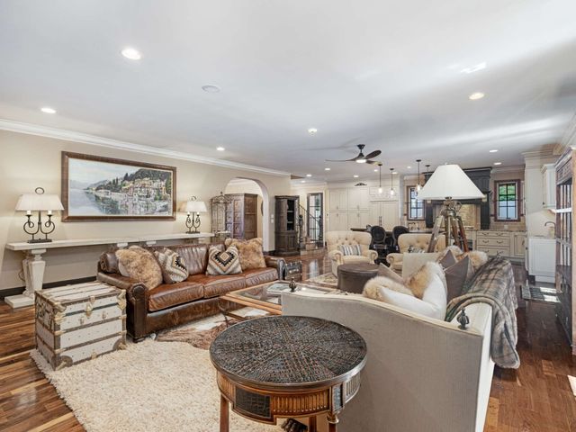 3807 Harding Pl, Nashville, TN 37215