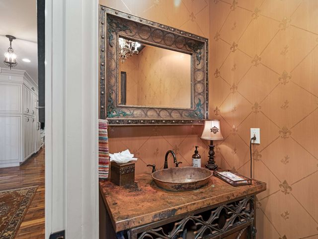 3807 Harding Pl, Nashville, TN 37215