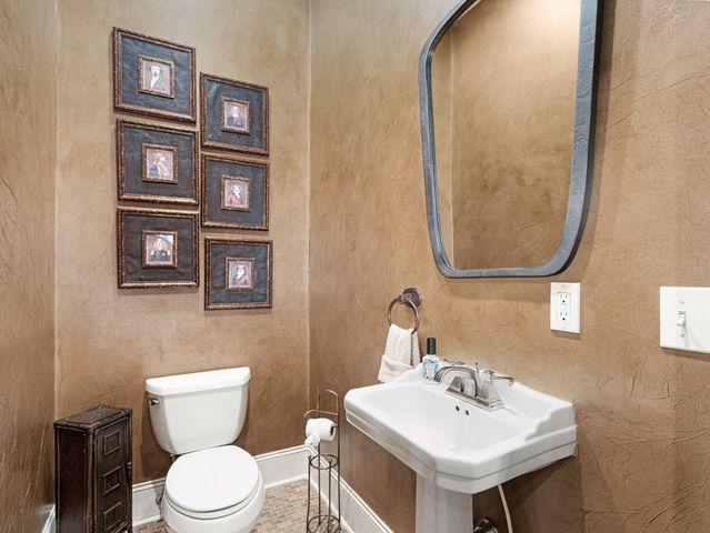 3807 Harding Pl, Nashville, TN 37215