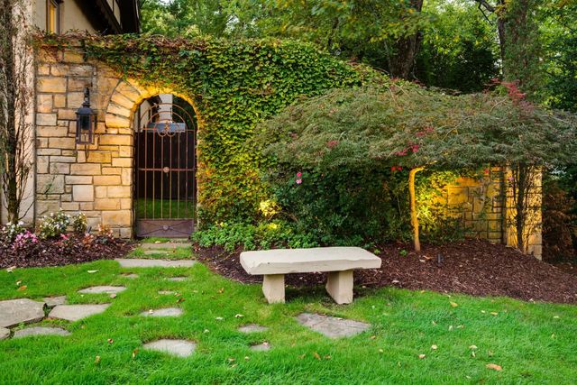 3807 Harding Pl, Nashville, TN 37215