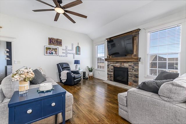 6988 141st Street, Basehor, KS 66007