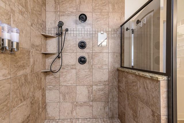 6988 141st Street, Basehor, KS 66007