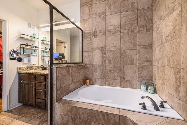 6988 141st Street, Basehor, KS 66007