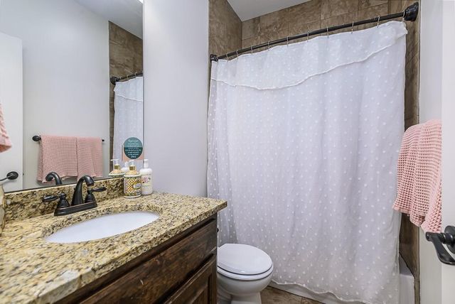 6988 141st Street, Basehor, KS 66007