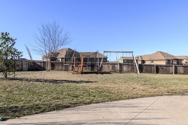6988 141st Street, Basehor, KS 66007