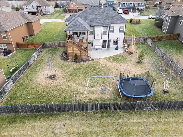 6988 141st Street, Basehor, KS 66007