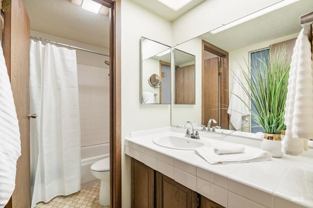 952 N Camelot Dr, Boise, ID 83704