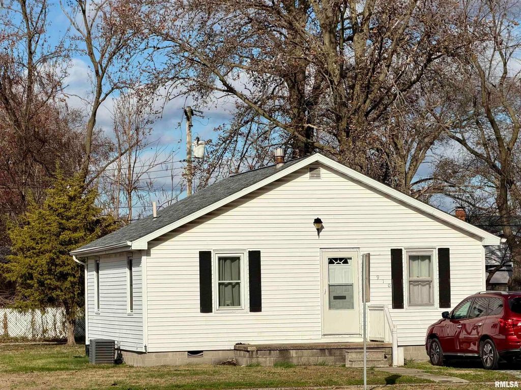 Image 1 of property listing at 910 E McCord St Street, Centralia, IL 62801