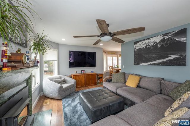 35 Turnberry Road, Little Falls, NJ 07424