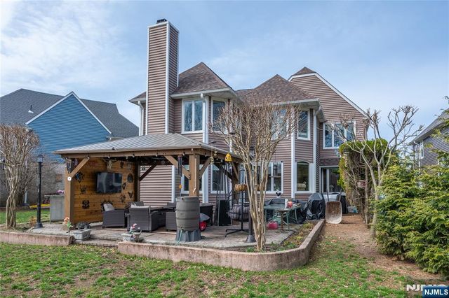 35 Turnberry Road, Little Falls, NJ 07424