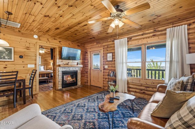 808 Peak Loop Way, Pigeon Forge, TN 37862