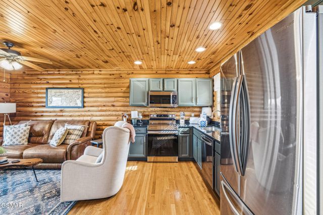 808 Peak Loop Way, Pigeon Forge, TN 37862
