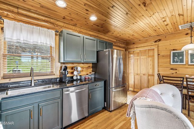 808 Peak Loop Way, Pigeon Forge, TN 37862