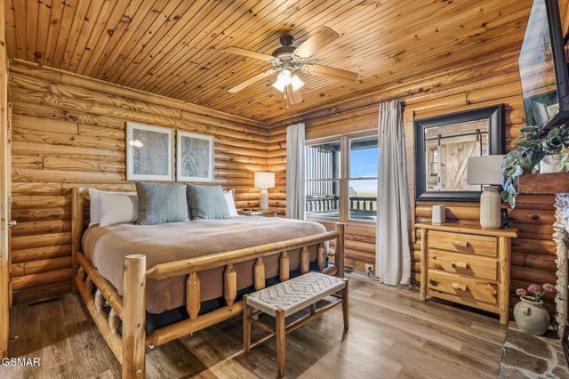 808 Peak Loop Way, Pigeon Forge, TN 37862