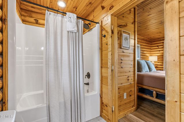 808 Peak Loop Way, Pigeon Forge, TN 37862