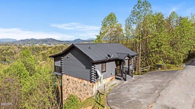 808 Peak Loop Way, Pigeon Forge, TN 37862