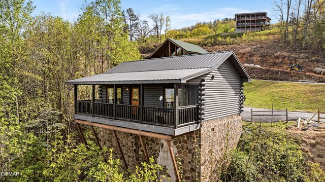 808 Peak Loop Way, Pigeon Forge, TN 37862