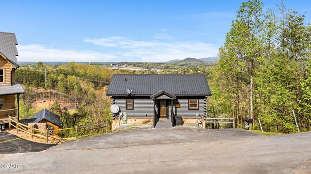 808 Peak Loop Way, Pigeon Forge, TN 37862