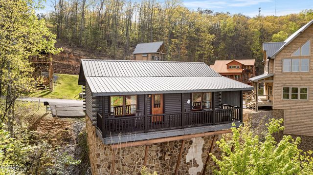 808 Peak Loop Way, Pigeon Forge, TN 37862