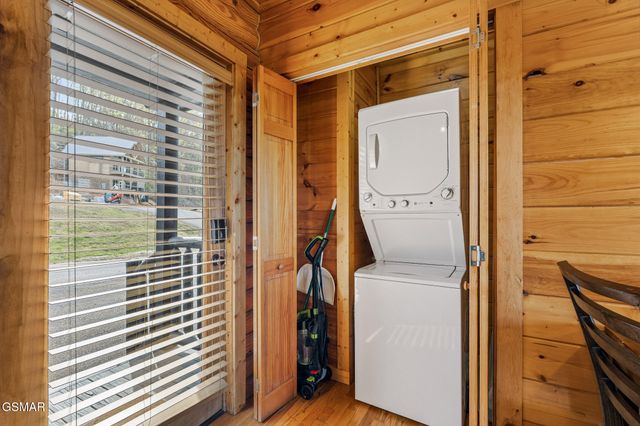 808 Peak Loop Way, Pigeon Forge, TN 37862