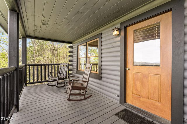 808 Peak Loop Way, Pigeon Forge, TN 37862