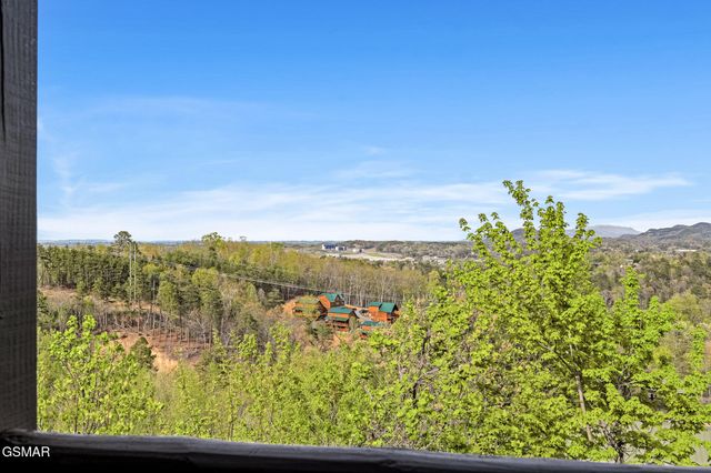 808 Peak Loop Way, Pigeon Forge, TN 37862