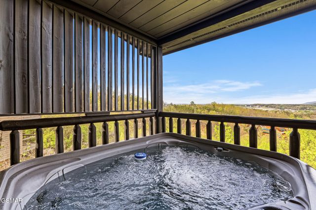 808 Peak Loop Way, Pigeon Forge, TN 37862