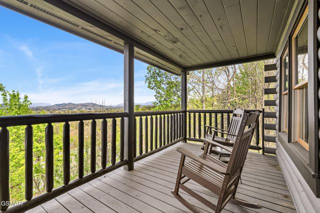 808 Peak Loop Way, Pigeon Forge, TN 37862