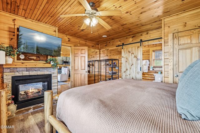 808 Peak Loop Way, Pigeon Forge, TN 37862