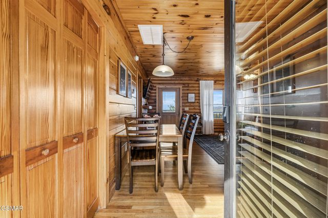 808 Peak Loop Way, Pigeon Forge, TN 37862