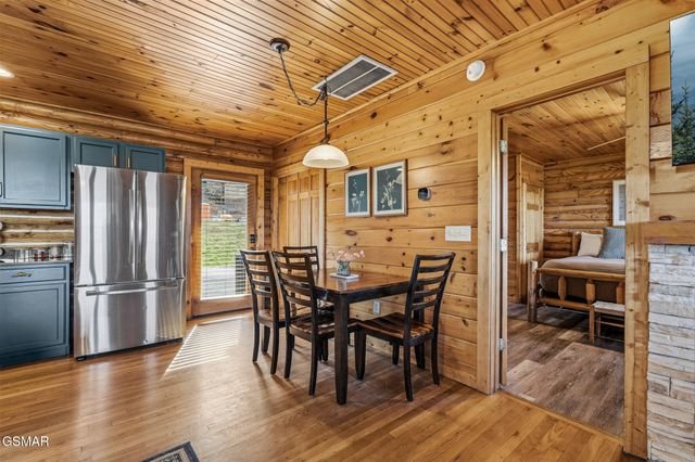 808 Peak Loop Way, Pigeon Forge, TN 37862