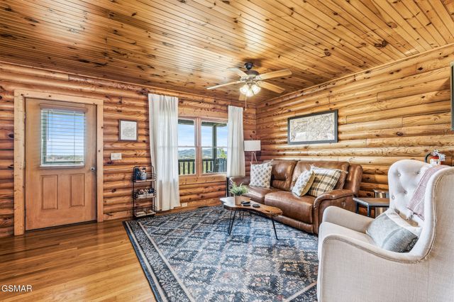 808 Peak Loop Way, Pigeon Forge, TN 37862