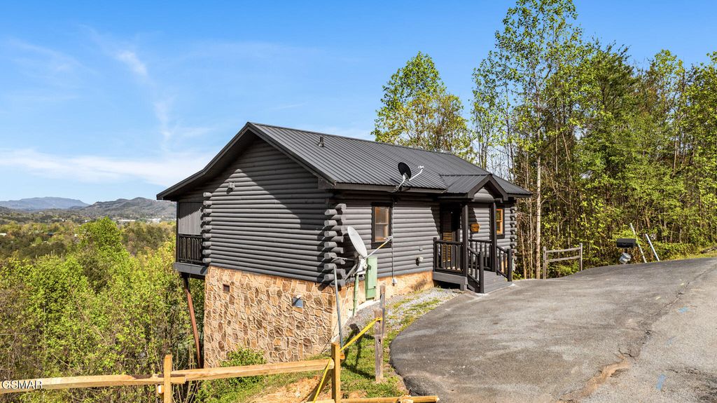 808 Peak Loop Way, Pigeon Forge, TN 37862