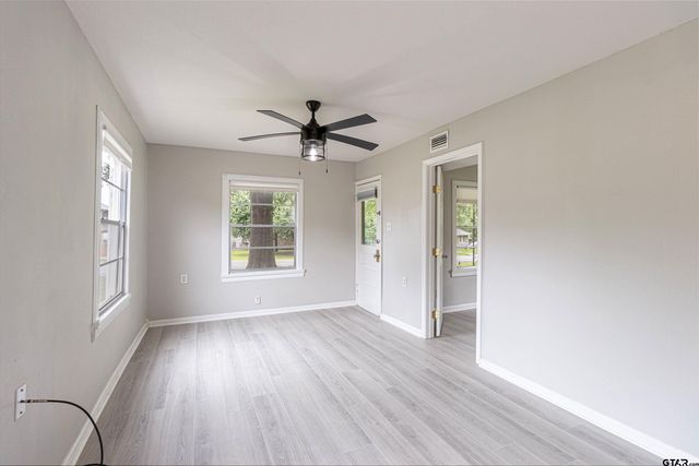 524 N College St, Lindale, TX 75771