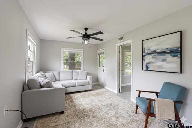 524 N College St, Lindale, TX 75771