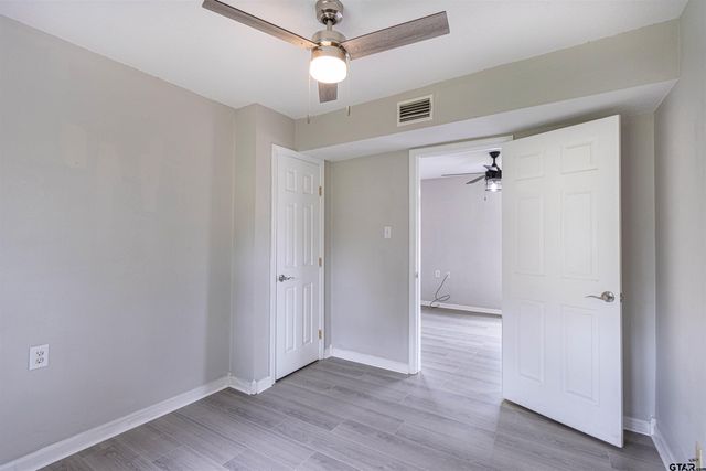 524 N College St, Lindale, TX 75771